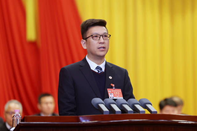 民革深圳市委员会常委、大鹏新区大鹏街道办事处副主任胡伟。 南方+ 朱洪波 拍摄